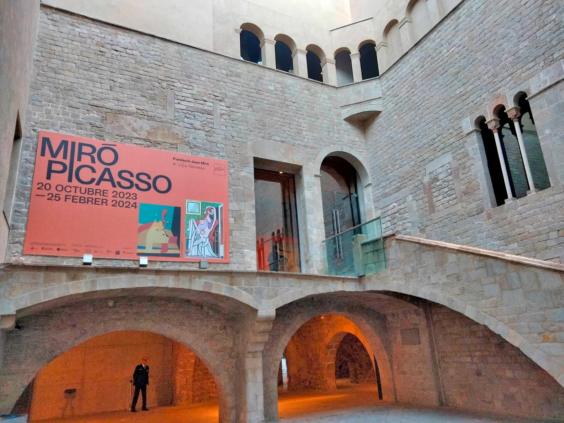 Pati del Museu Picasso amb una exposició anterior anunciada, imatge d’arxiu
