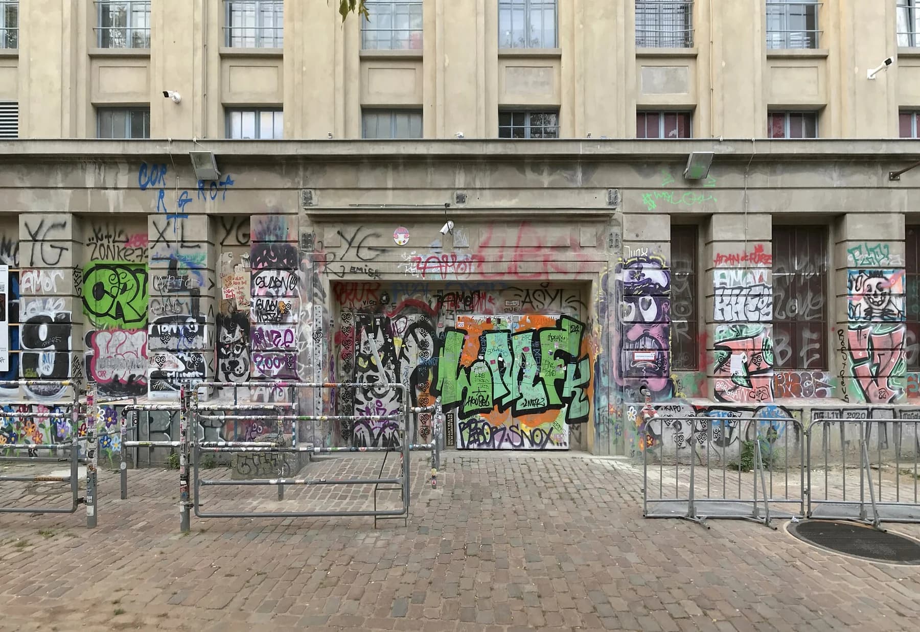 Eingang und Gebäude des Berghain im August 2024