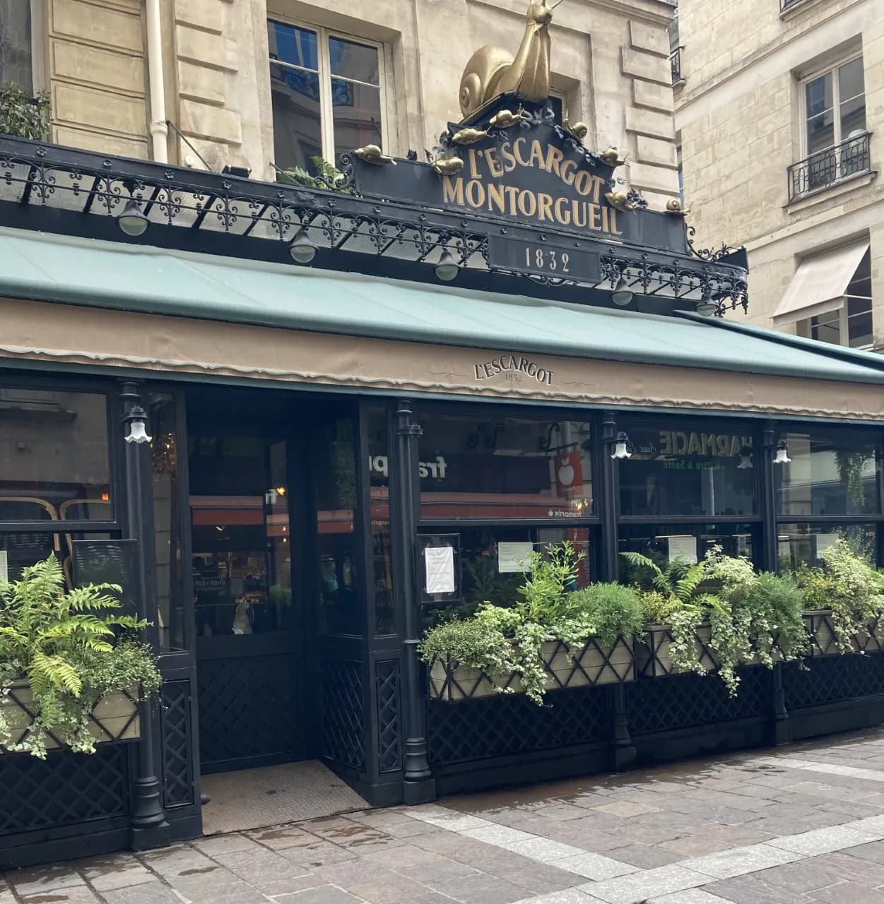 Archival photograph of L'Escargot Montorgueil, Paris (2021)