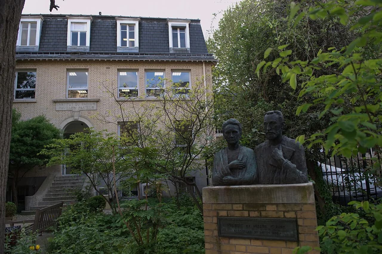 Archival photograph of Musée Curie, Paris (2010)