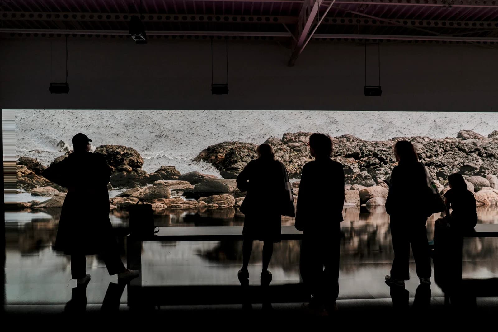 Offizielles Ausstellungsmotiv: Ryuichi Sakamoto: seeing sound, hearing time.