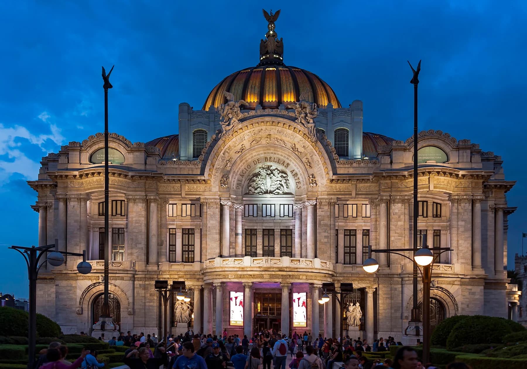 Palacio de Bellas Artes al anochecer, fotografiado en julio de 2015