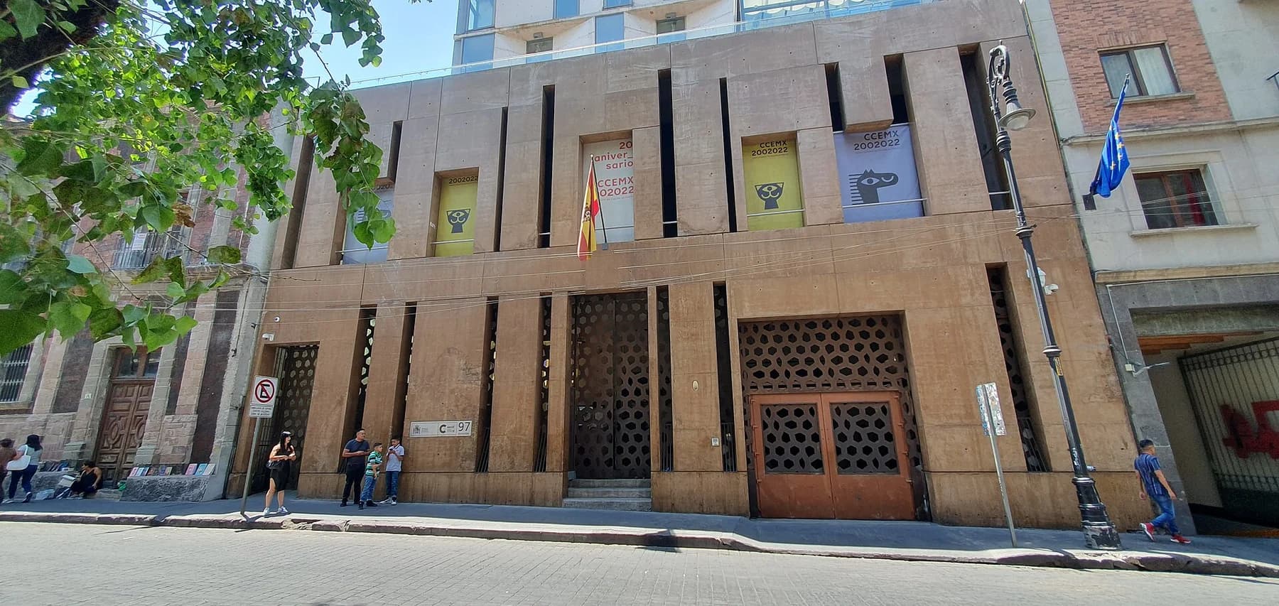Acceso por Donceles al Centro Cultural de España en México, fotografiado en abril de 2024
