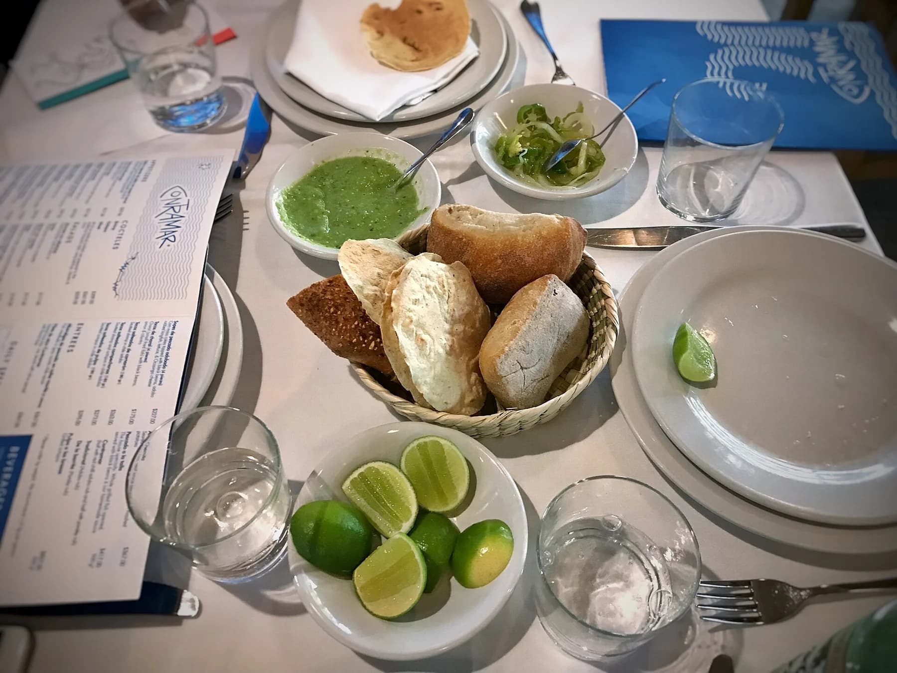 Mesa con comida en Contramar, fotografiada en diciembre de 2018