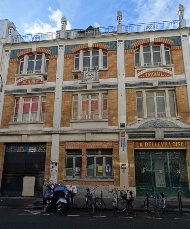 La façade de La Bellevilloise rue Boyer à Paris en décembre 2016