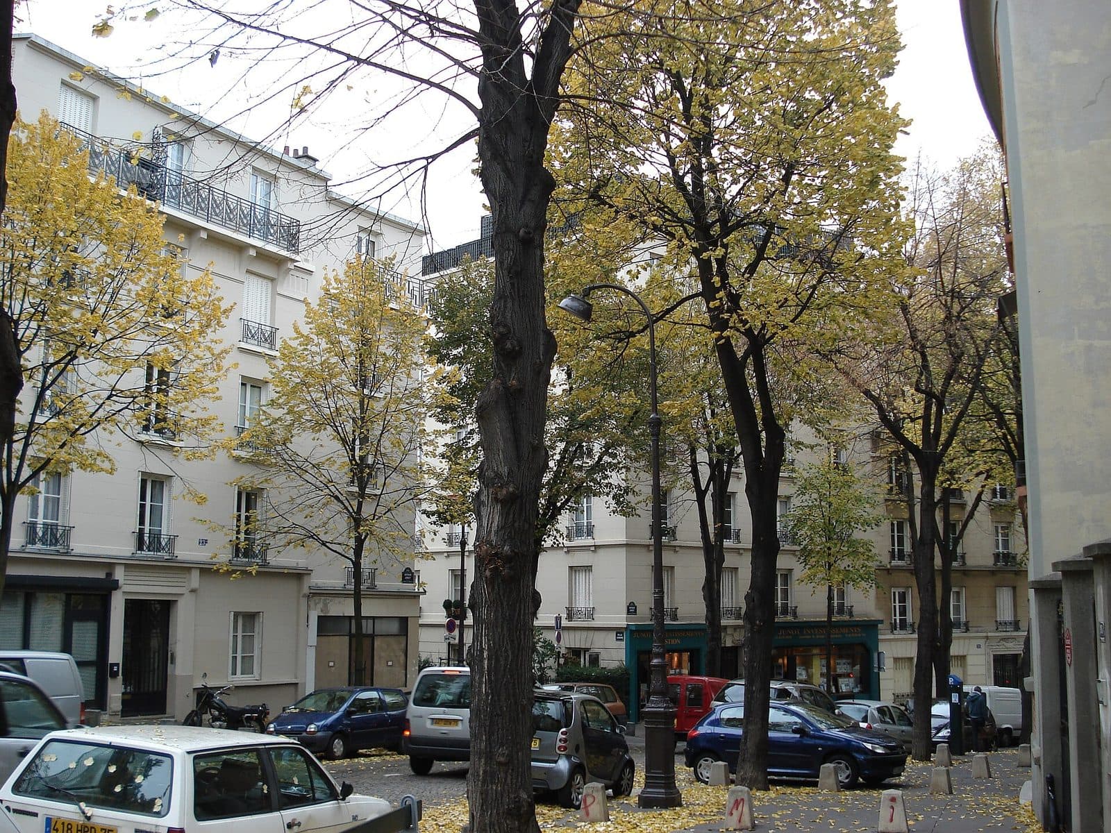 Street entrance at 23 avenue Junot in November 2006, before Le Très Particulier opened