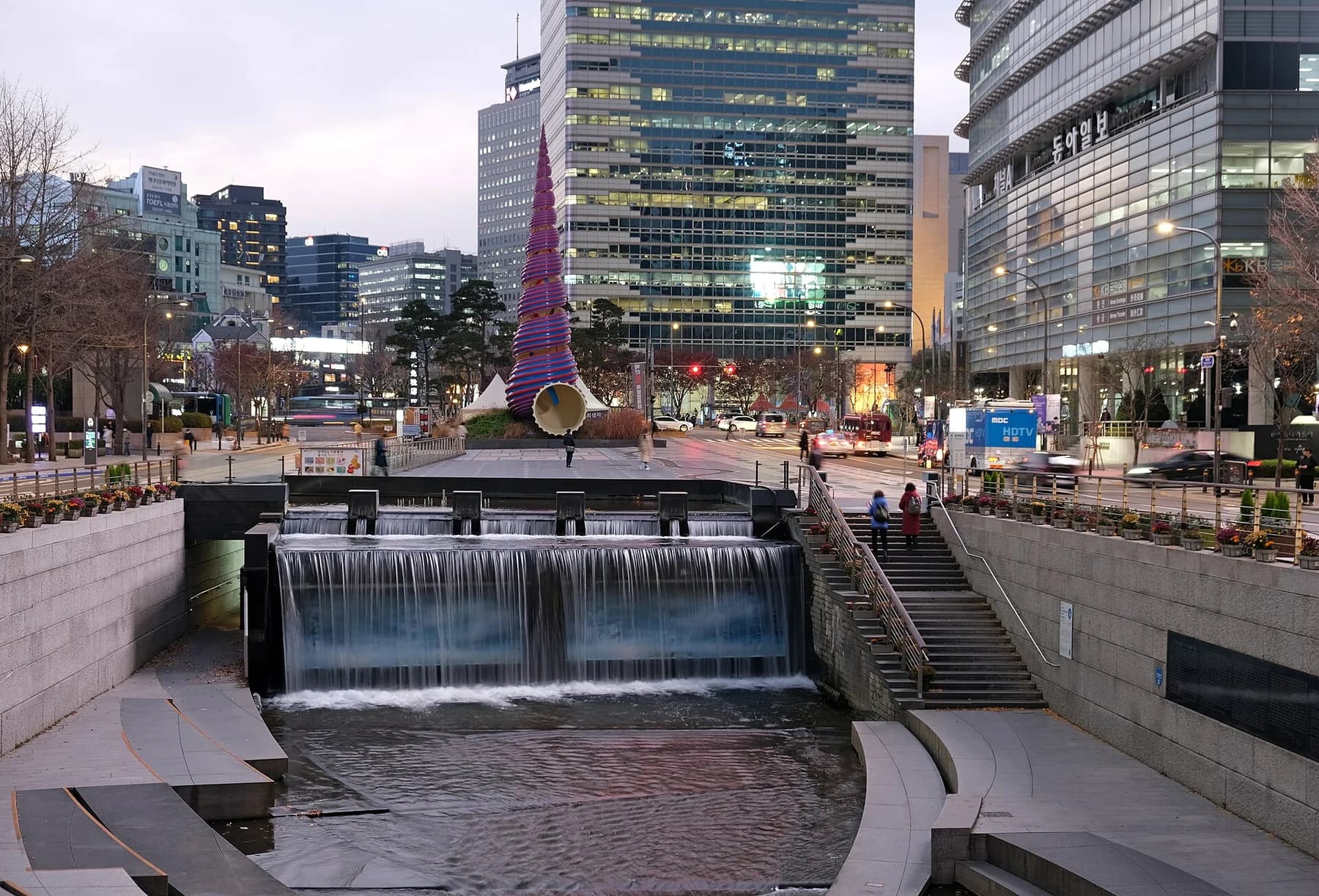 2022년 11월에 촬영한 청계광장 부근의 청계천