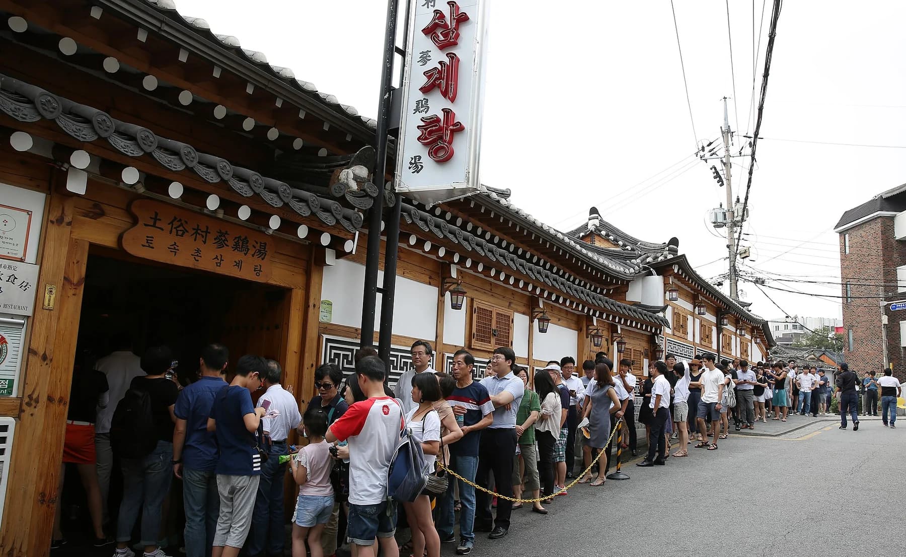 People outside Tosokchon Samgyetang, photographed in August 2016