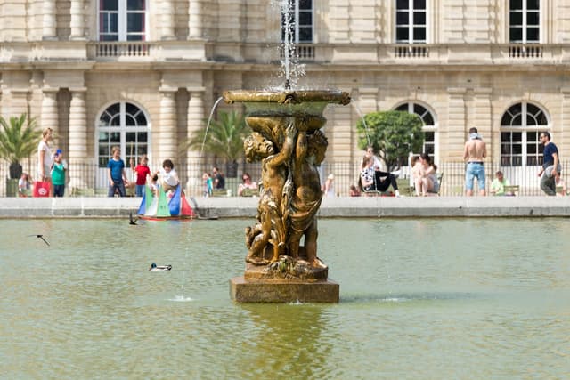 Fontaine et voiliers miniatures dans le bassin du Luxembourg, en 2017