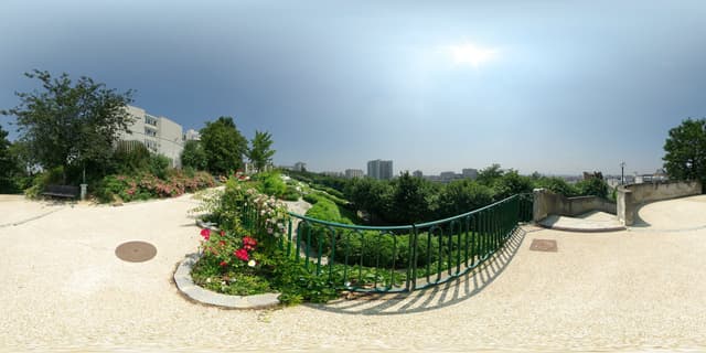 Massifs fleuris et vue sur Paris depuis le parc de Belleville, en 2007