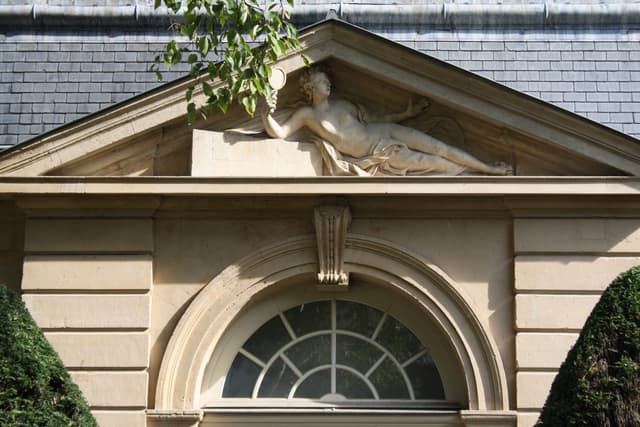 Une sculpture au-dessus d’une fenêtre du musée Carnavalet, près du square Georges-Cain, en 2014
