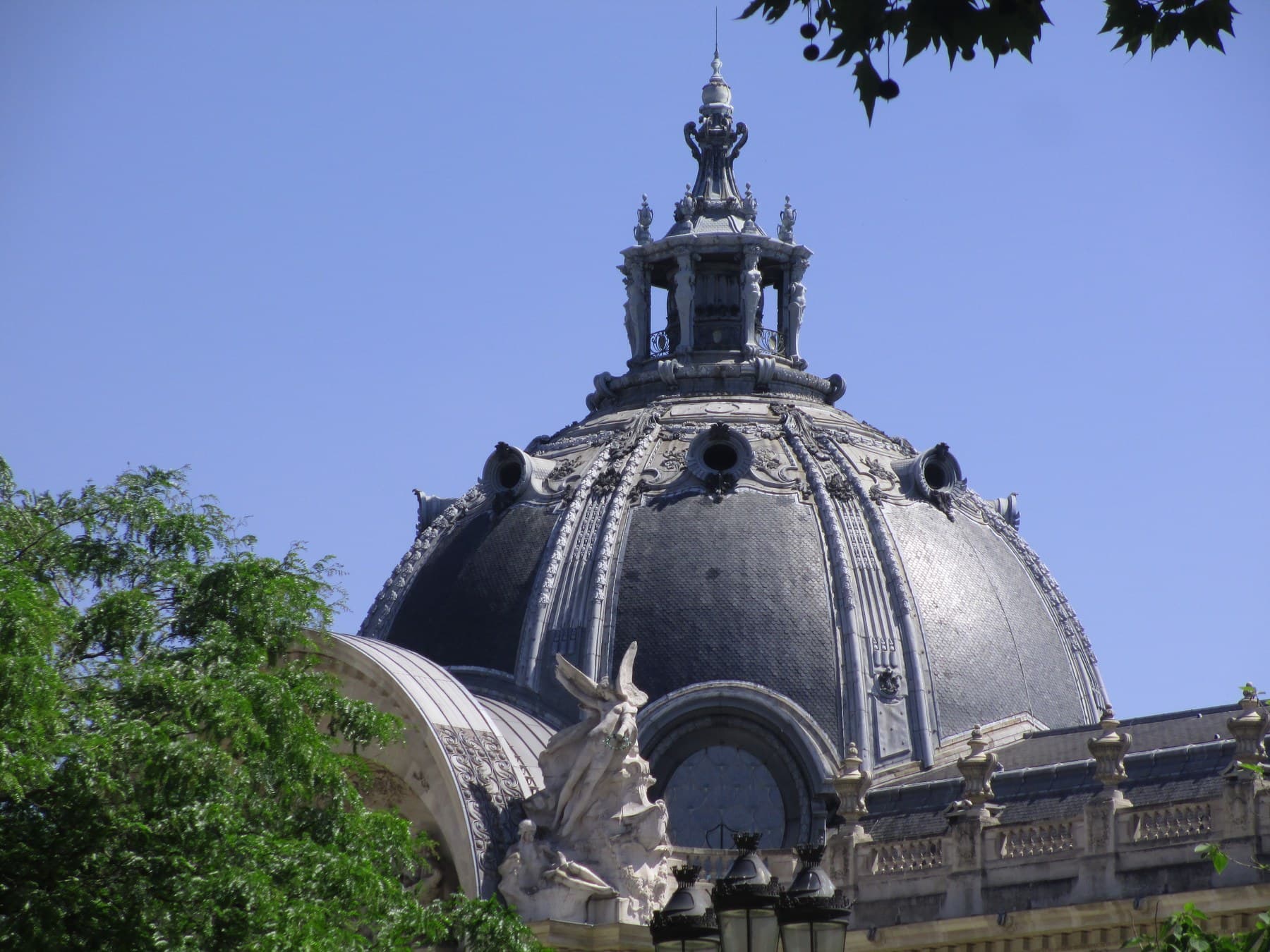 Le dôme sculpté du Petit Palais, photographié en 2015
