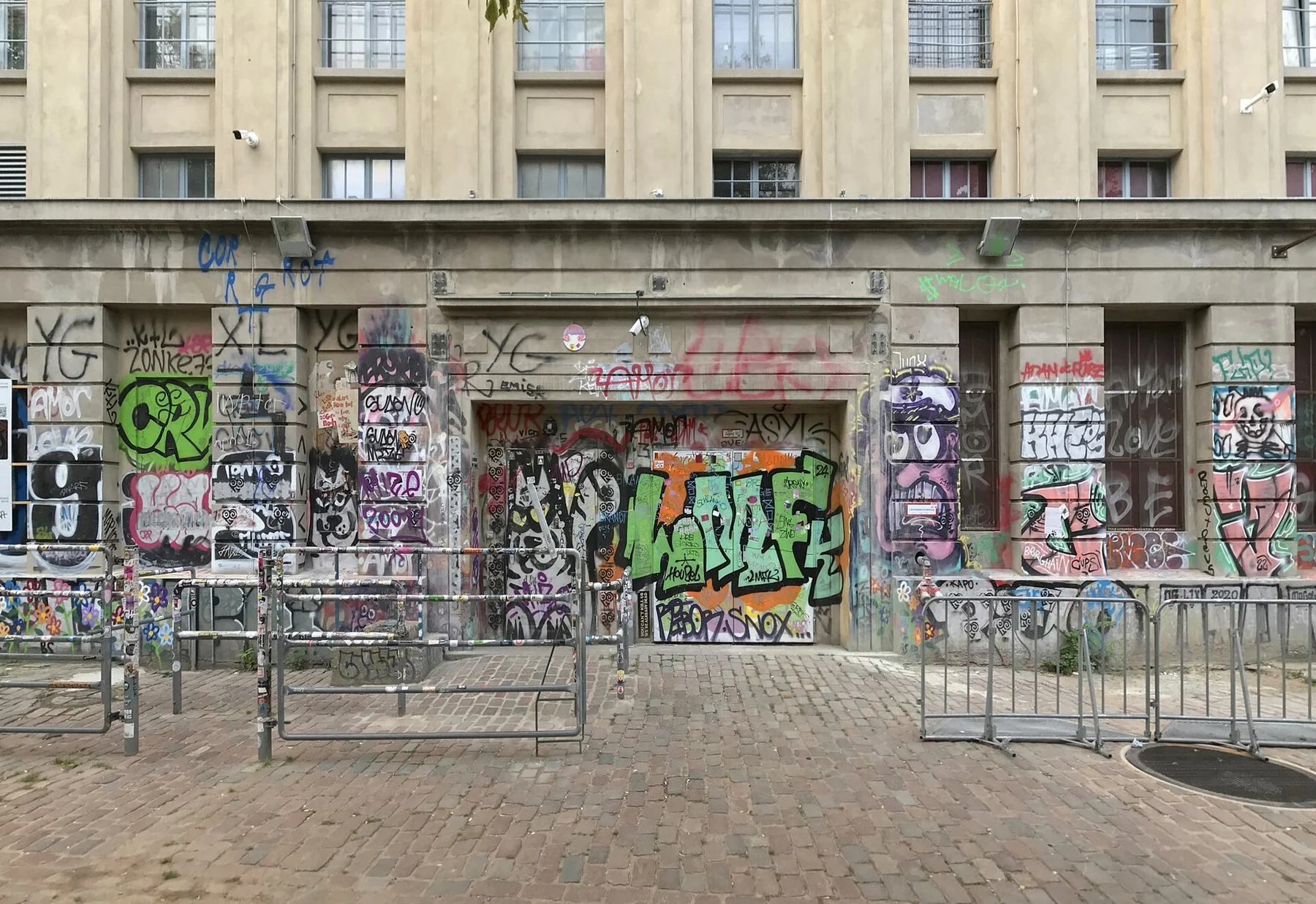 Eingang und Gebäude des Berghain im August 2024