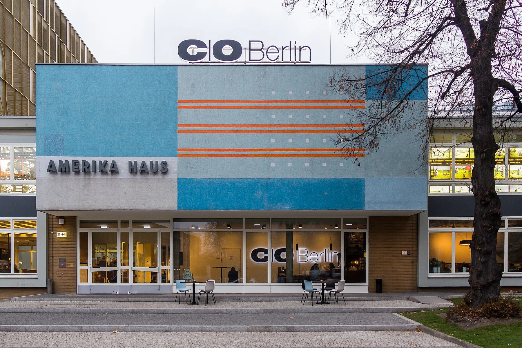 Archivaufnahme des Amerika Hauses mit C/O Berlin von außen