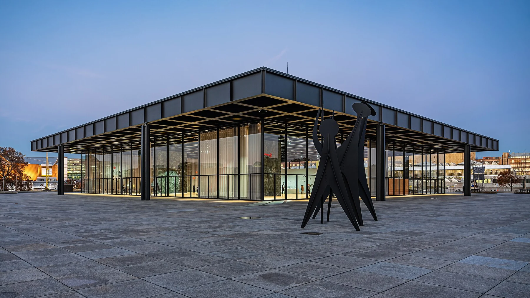 Neue Nationalgalerie mit Alexander Calders Skulptur, aufgenommen im November 2021