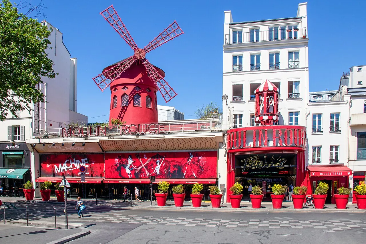 Le bâtiment du Moulin Rouge, à côté de l’entrée de La Machine, en mai 2018