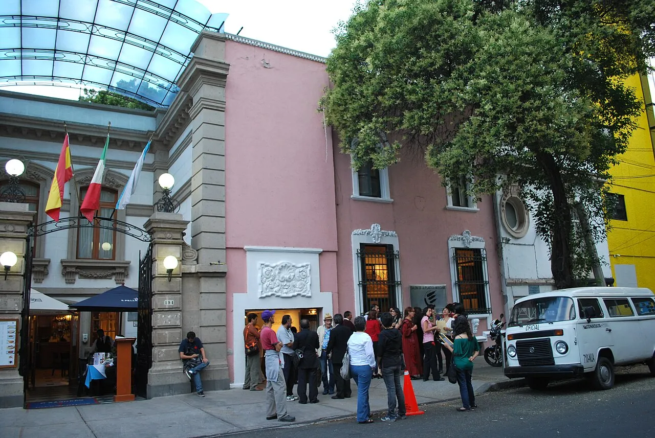 Archival photograph of Salón de la Plástica Mexicana, Mexico City (2012)