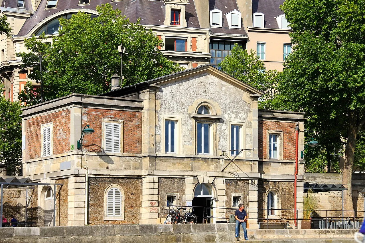 Archival photograph of Les Nautes, Paris (2015)