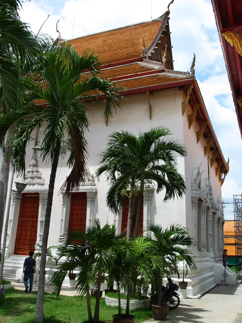 Archival photograph of Wat Mahathat Yuwaratrangsarit, Bangkok (2005)