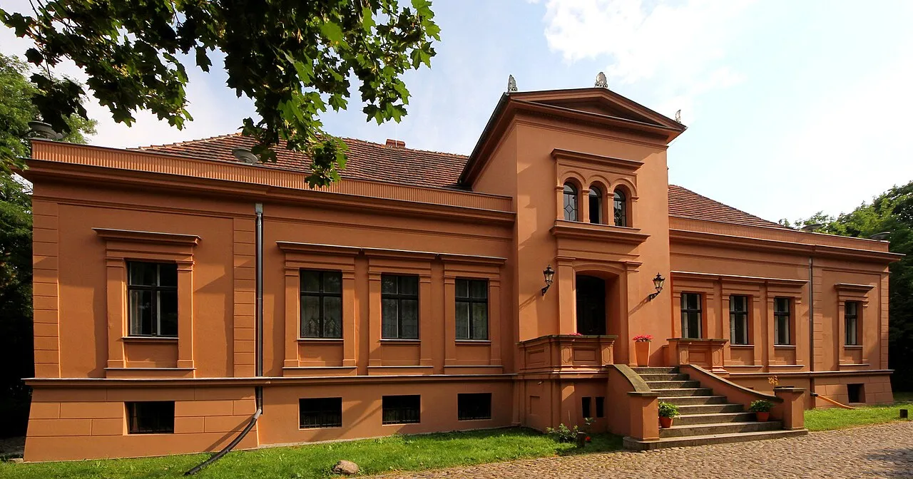 Archival photograph of Gründerzeitmuseum im Gutshaus Mahlsdorf, Berlin (2011)