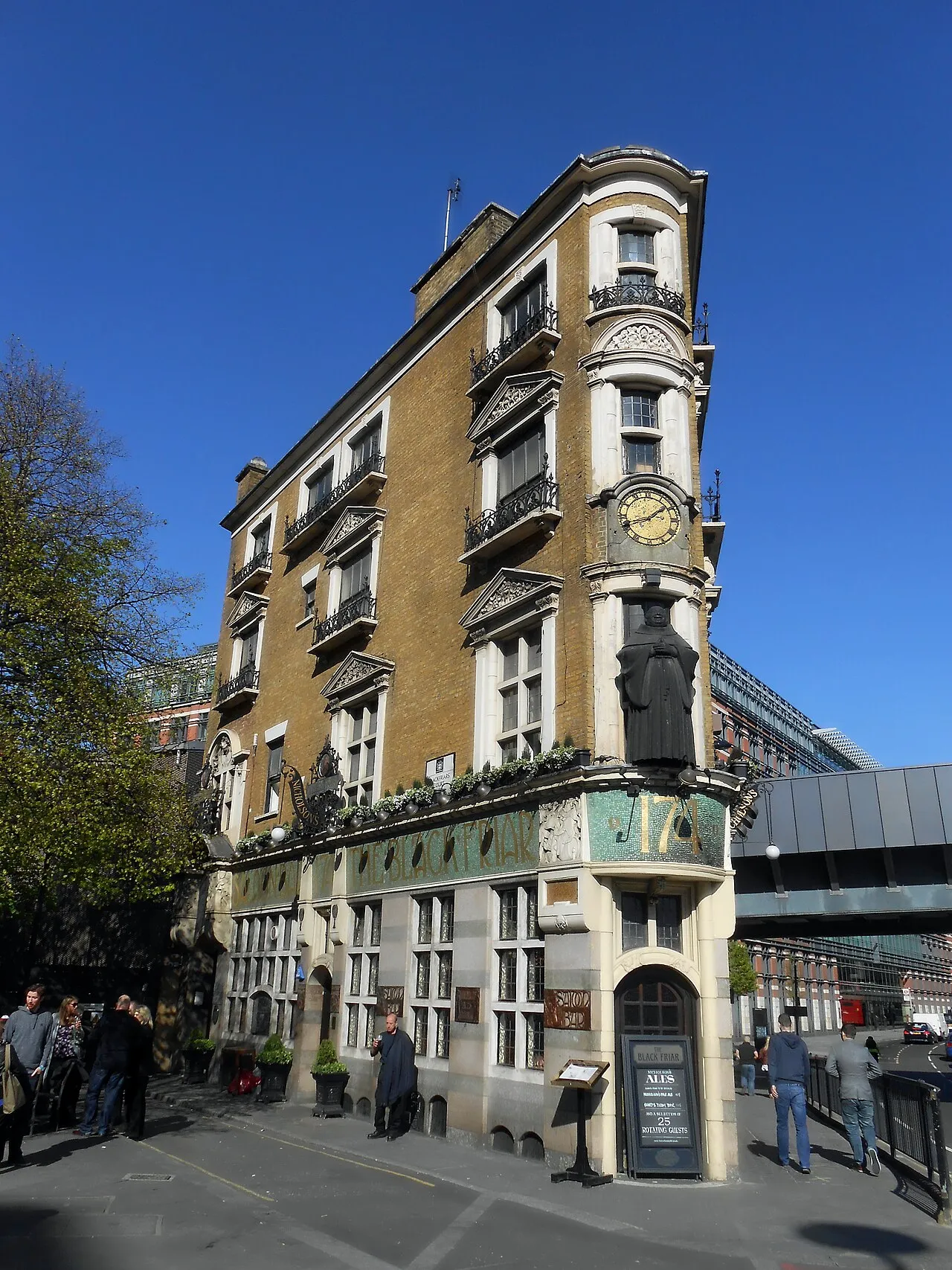 Archival photograph of The Black Friar, London (2015)