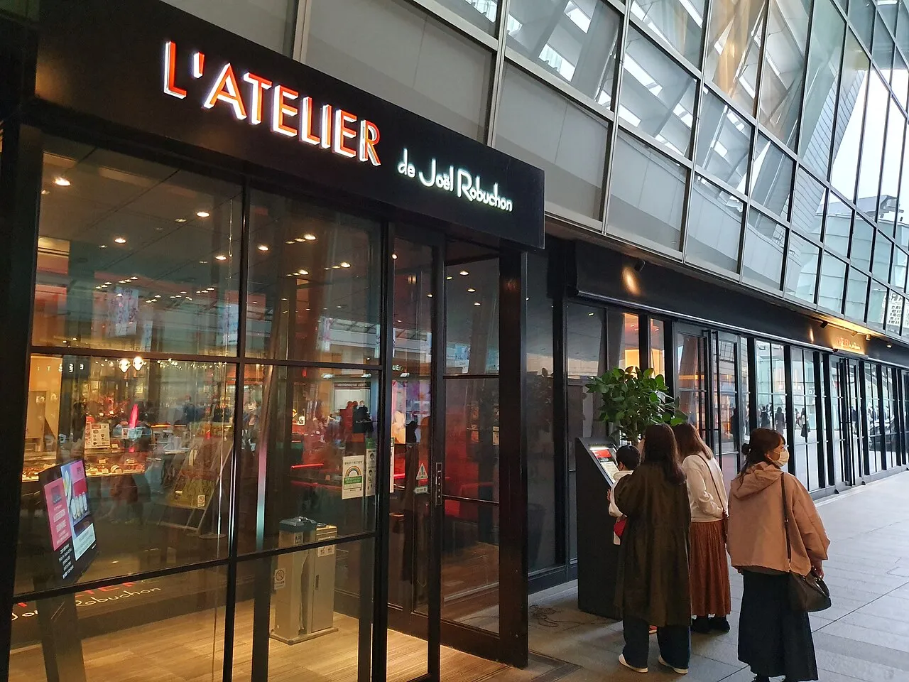 Archival photograph of L’Atelier de Joël Robuchon: Roppongi, Tokyo (2020)