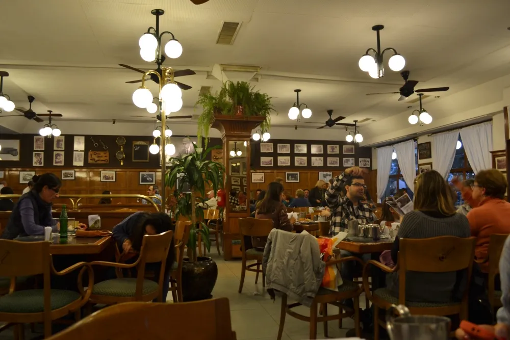 Archival photograph of La Biela, Buenos Aires (2012)