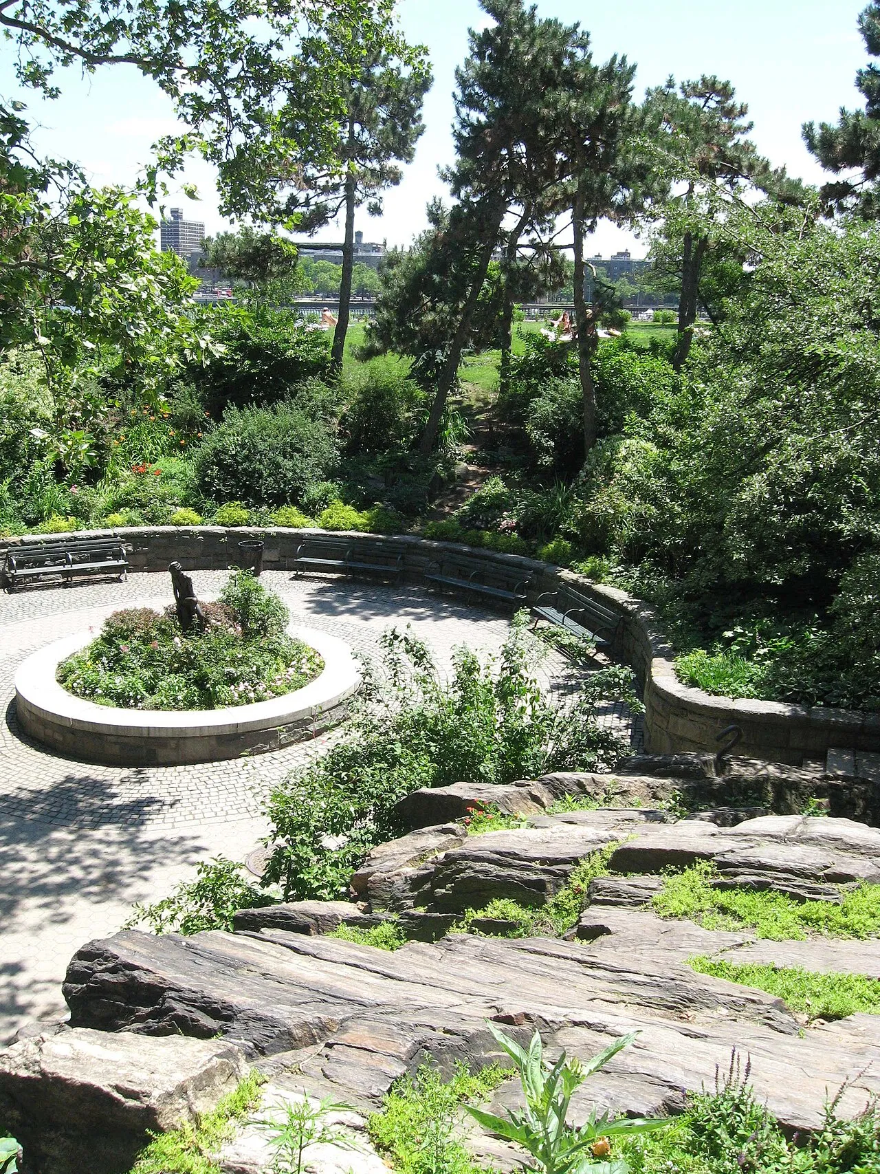 Archival photograph of Carl Schurz Park, New York (2008)