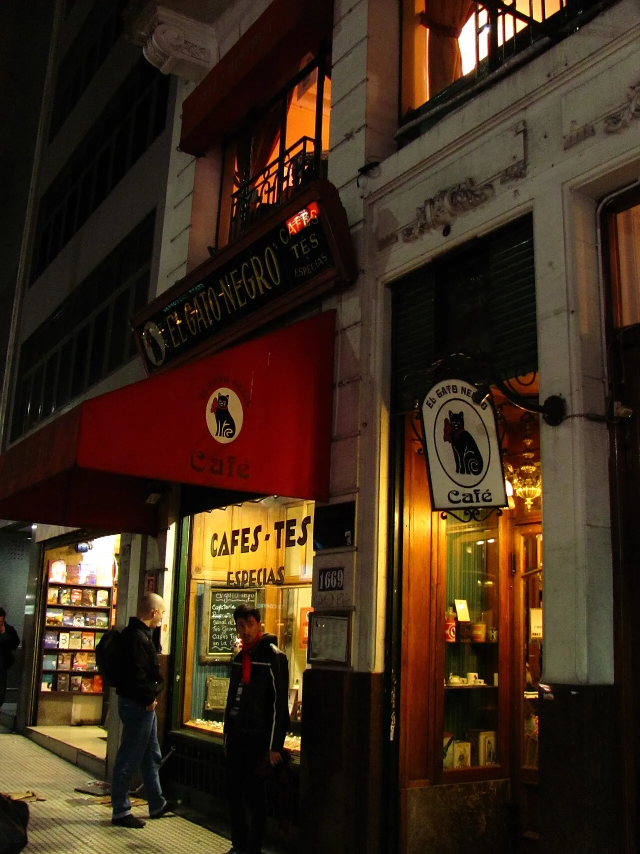 Archival photograph of El Gato Negro, Buenos Aires (2013)