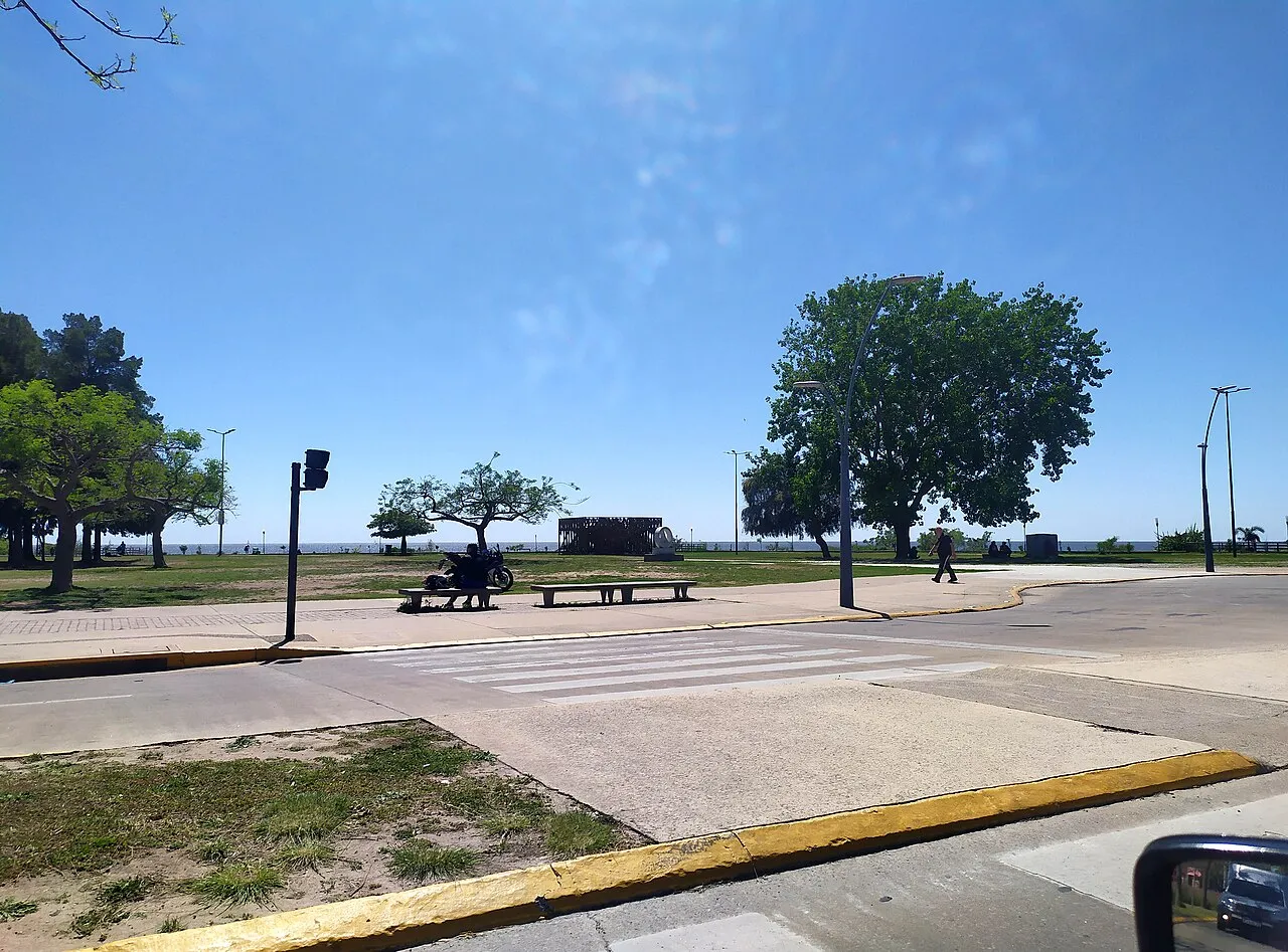 Archival photograph of Paseo de la Costa Vicente López, Buenos Aires (2023)