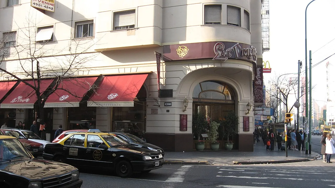 Archival photograph of Las Violetas, Buenos Aires (2007)