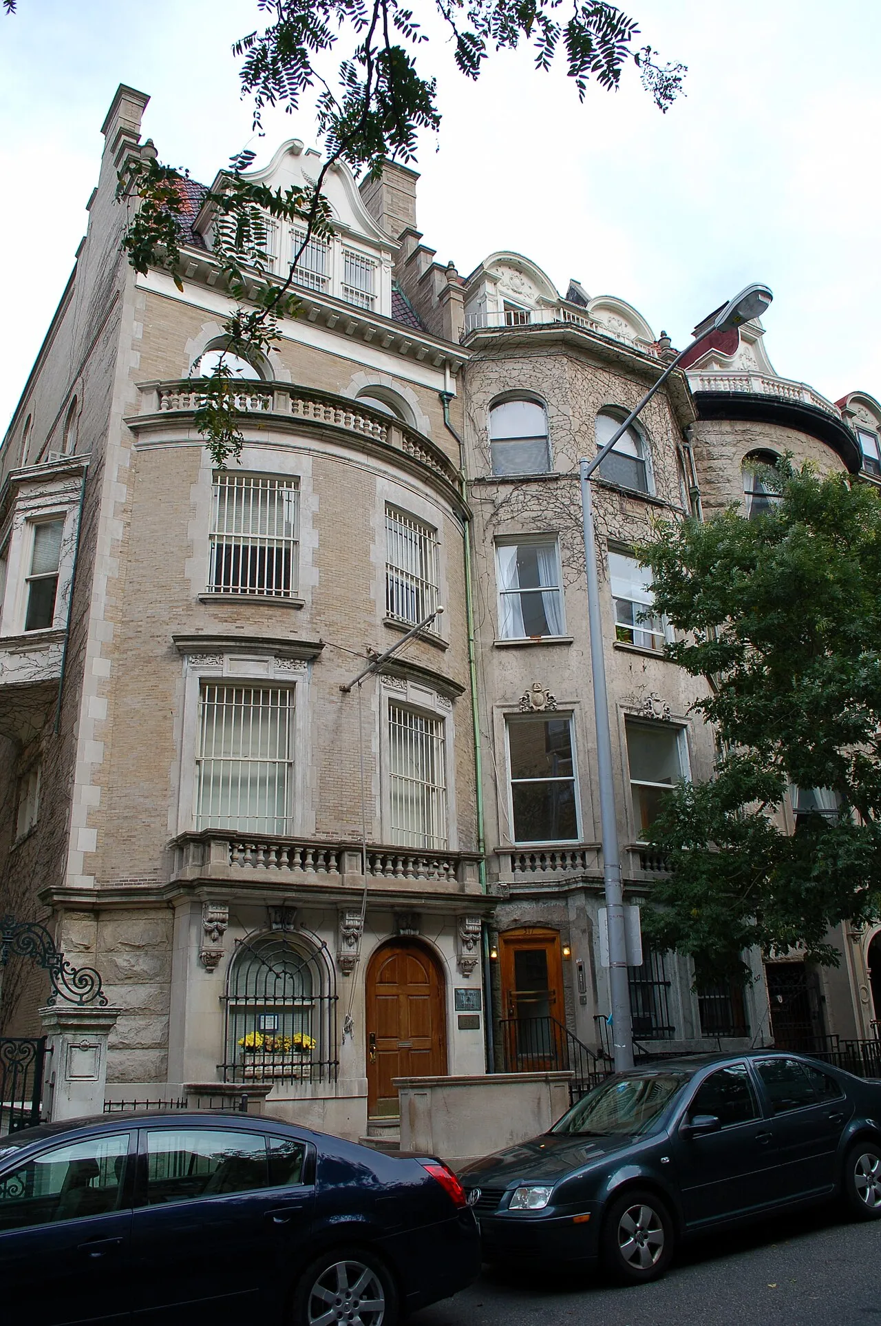 Archival photograph of Nicholas Roerich Museum, New York (2009)