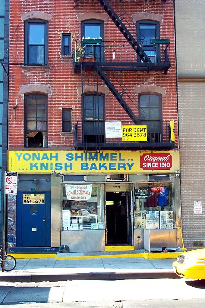 Archival photograph of Yonah Schimmel’s Knish Bakery, New York 