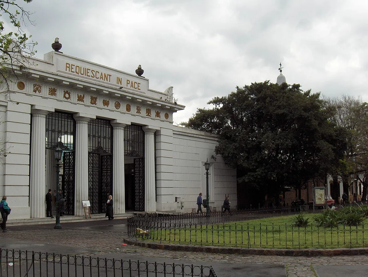 Archival photograph of Cementerio de la Recoleta, Buenos Aires (2006)