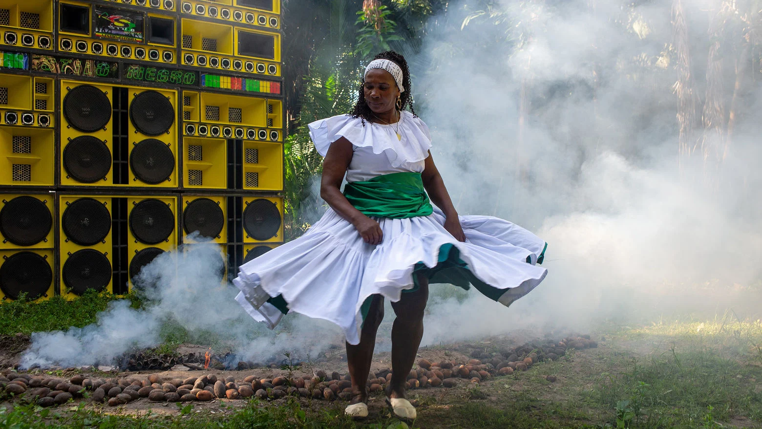 Gê Viana’s Radiola de Promessa, showing a dancer in front of speakers, in the Hammer Projects publicity image.
