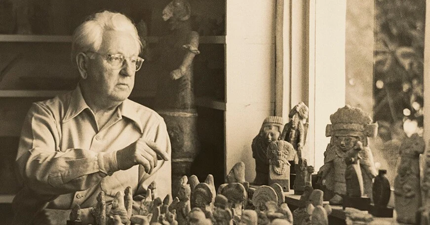 Earl Stendahl with Maya figurines in an archive photograph by Florence Homolka from the 1960s.