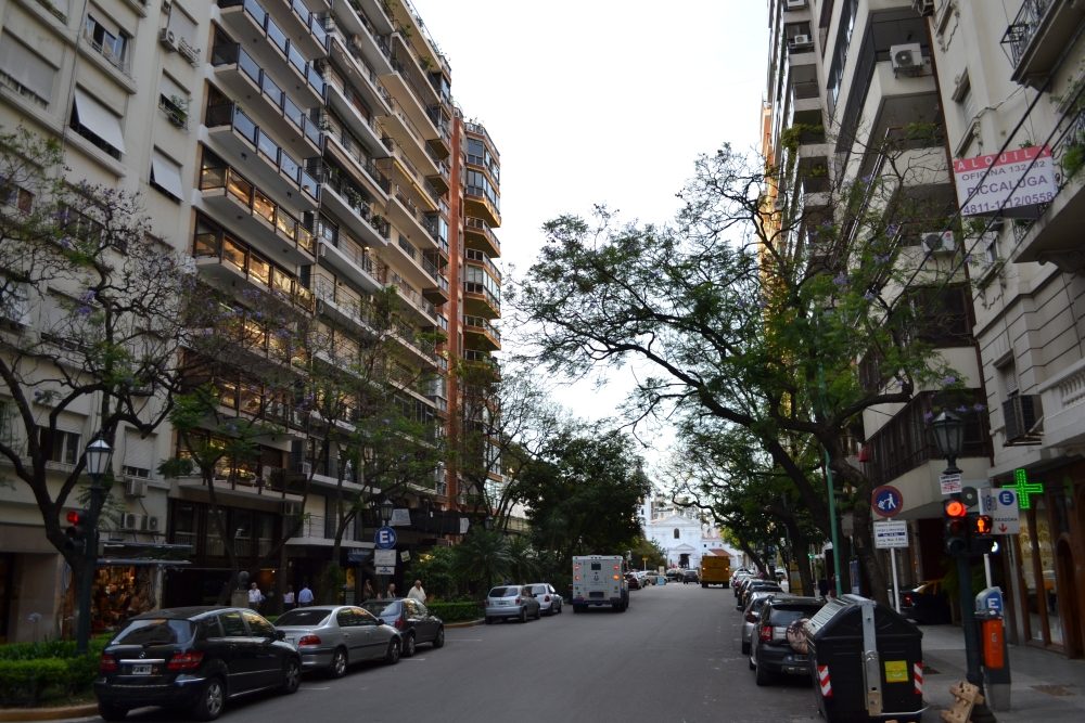 Avenida Quintana en Buenos Aires en 2012, no la fachada ni el interior de Presidente Bar