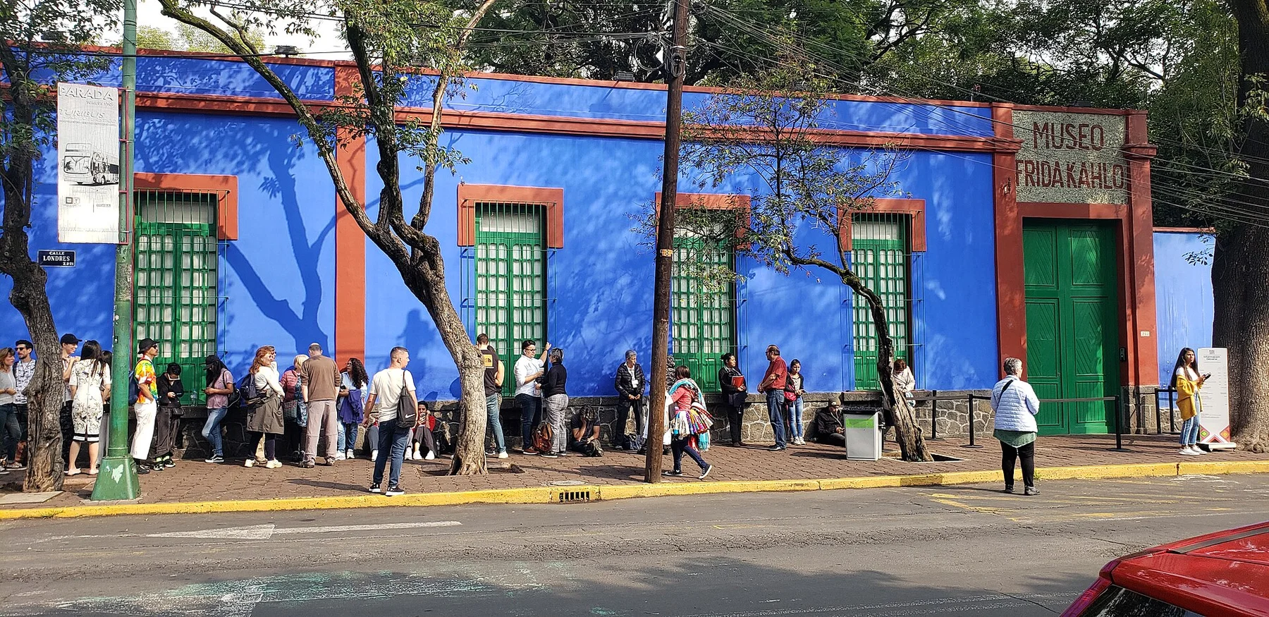 Fachada azul del Museo Frida Kahlo en Coyoacán, fotografiada en octubre de 2019