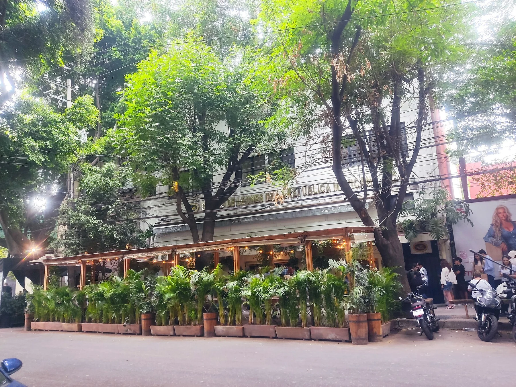Panadería Rosetta en la calle Colima, fotografiada en abril de 2025