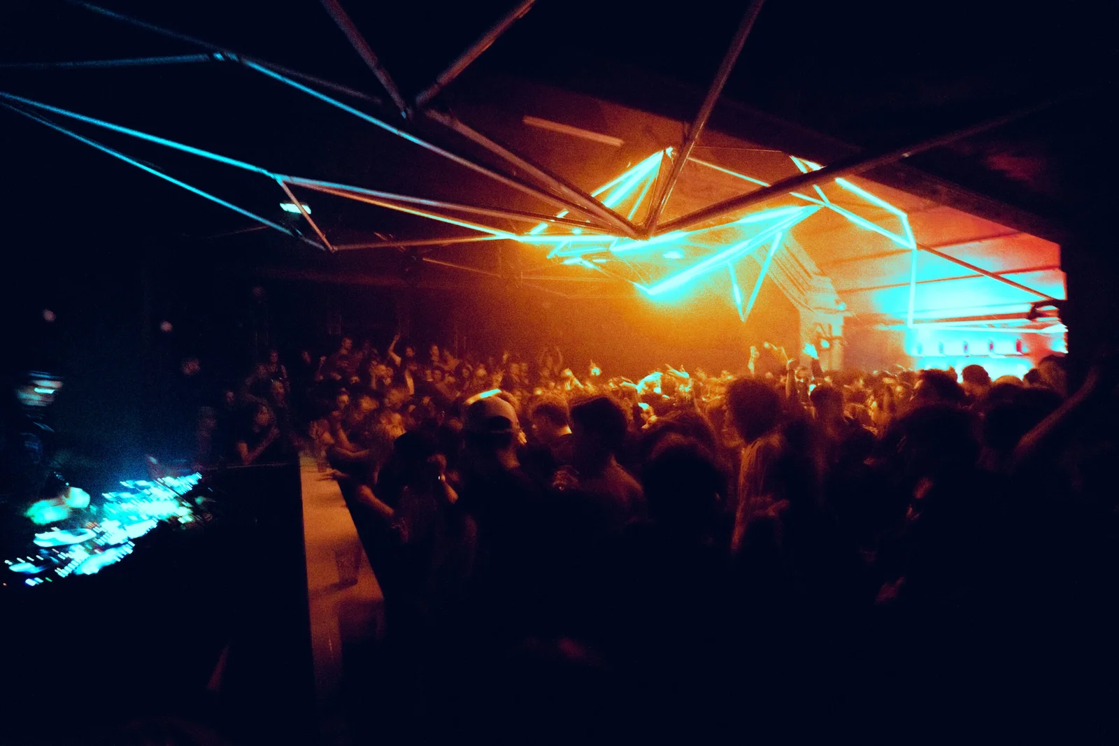 Le dancefloor de Badaboum sous les lumières colorées