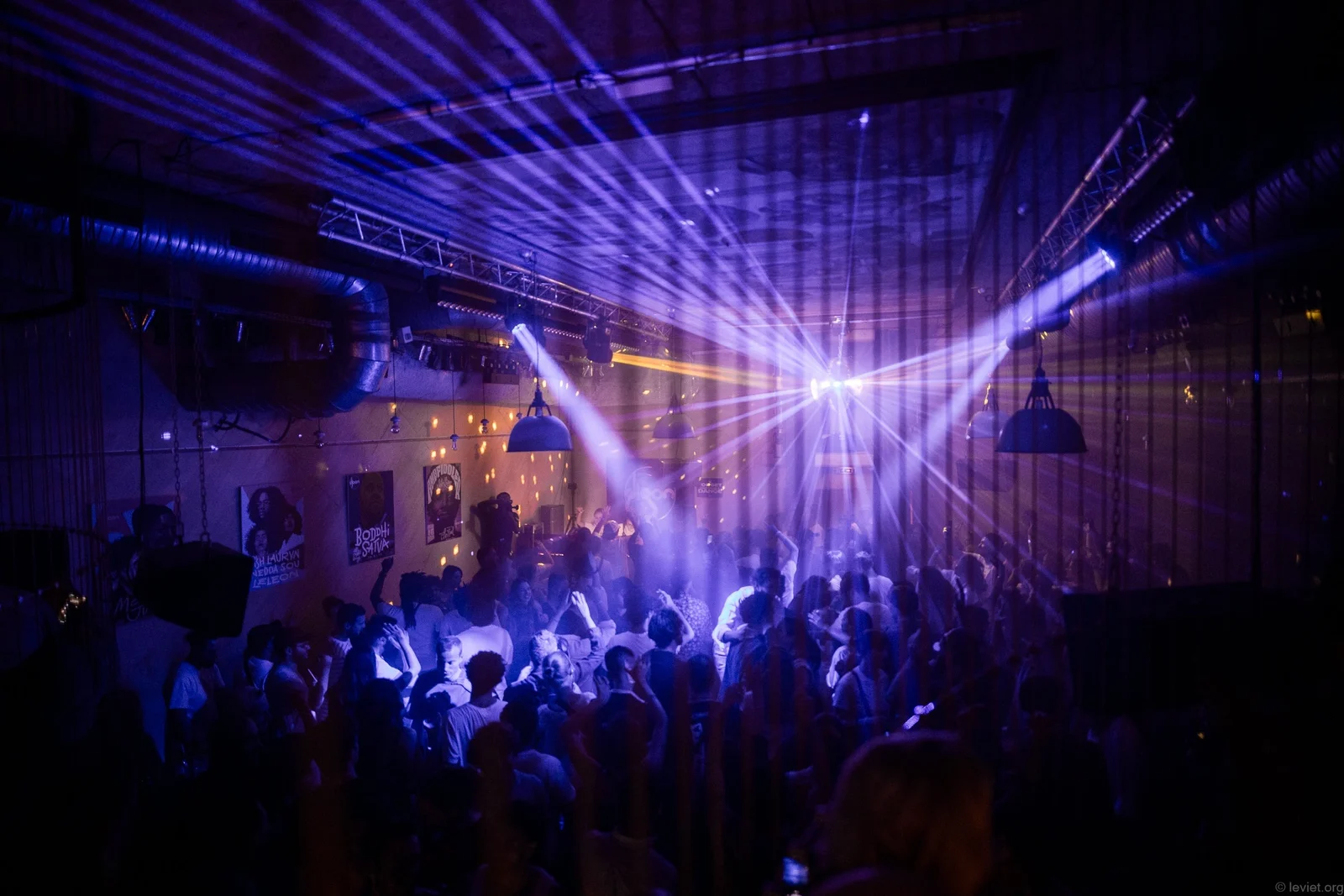 Des faisceaux lumineux au-dessus du dancefloor du Djoon à Paris