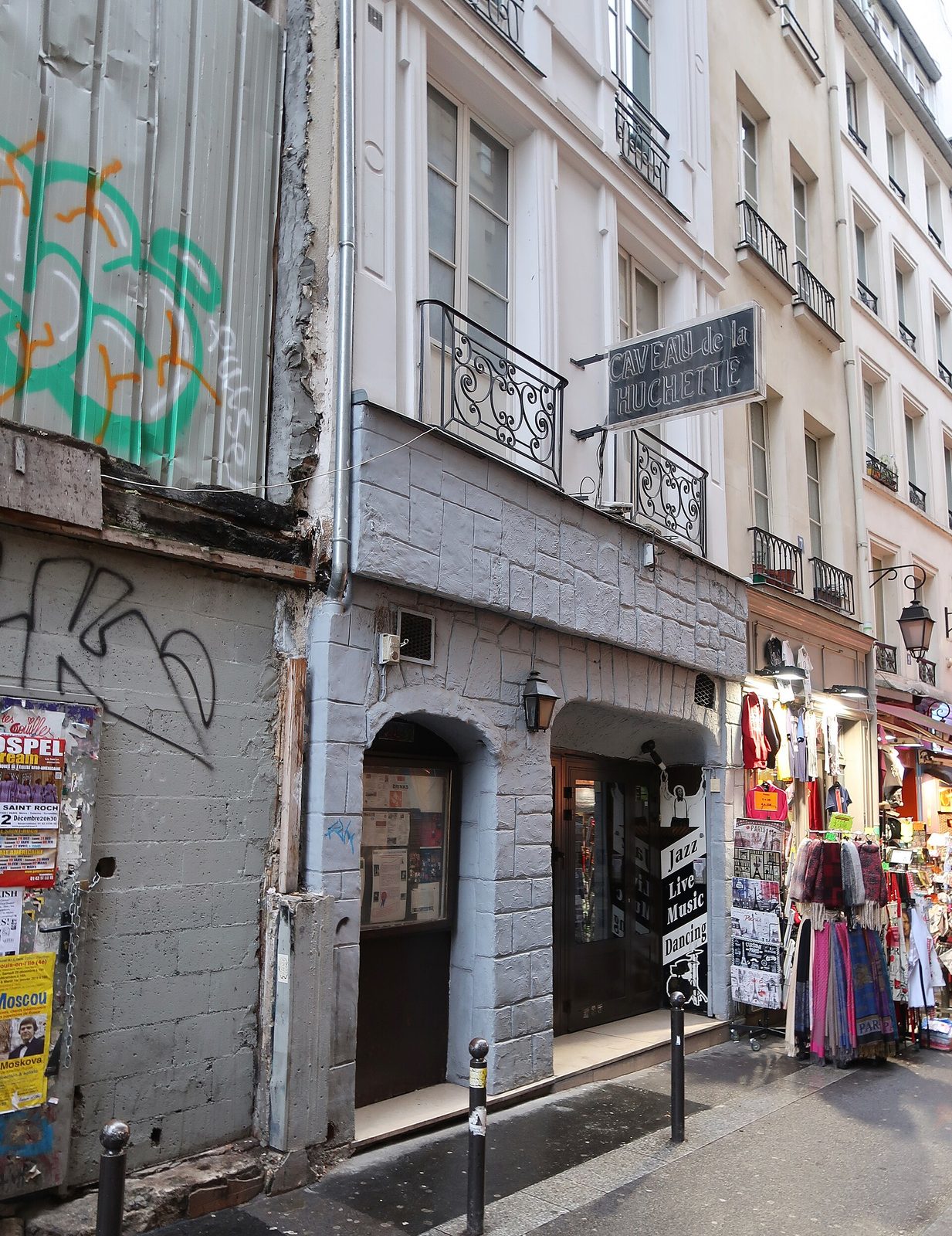 L’entrée du Caveau de la Huchette à Paris en novembre 2018