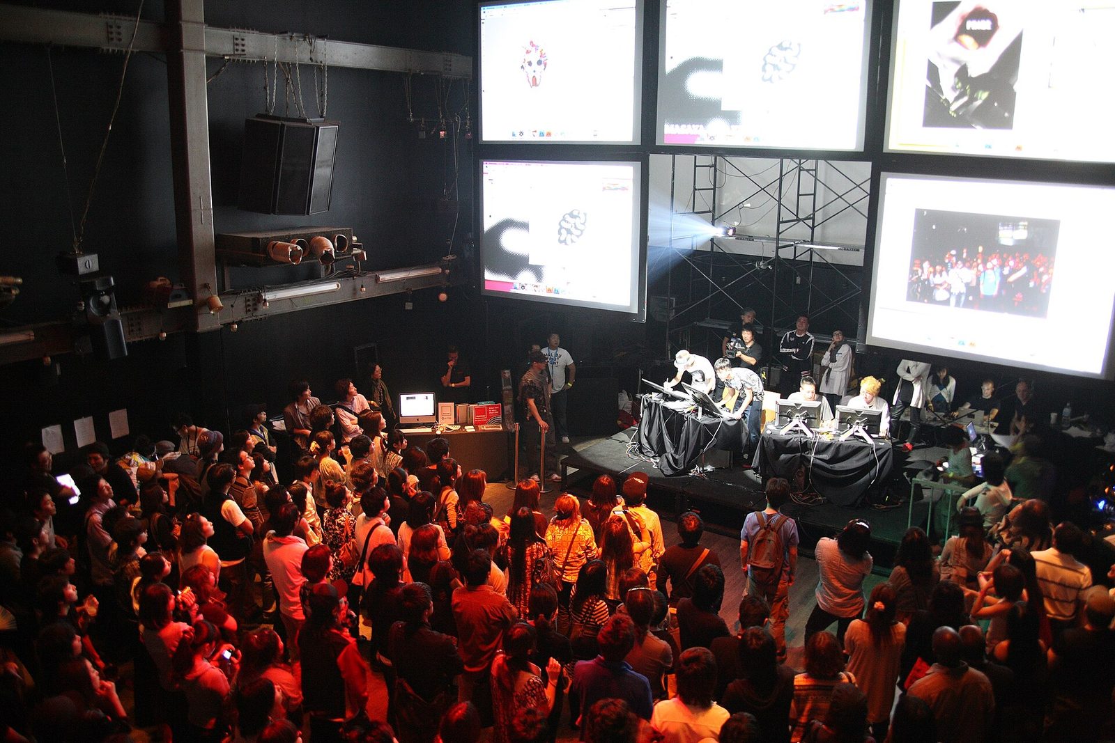 The main room at WOMB in Tokyo during an event in May 2009