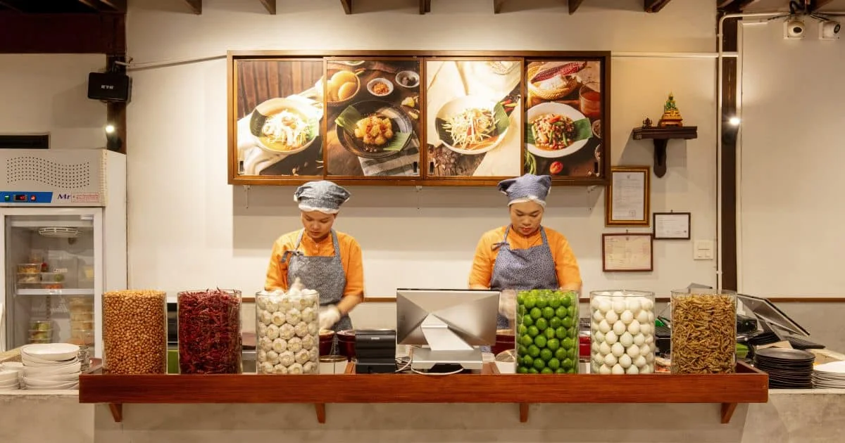 บ้านส้มตำ สาขาสาทร : ครัว (ภาพจากเว็บไซต์ทางการ)