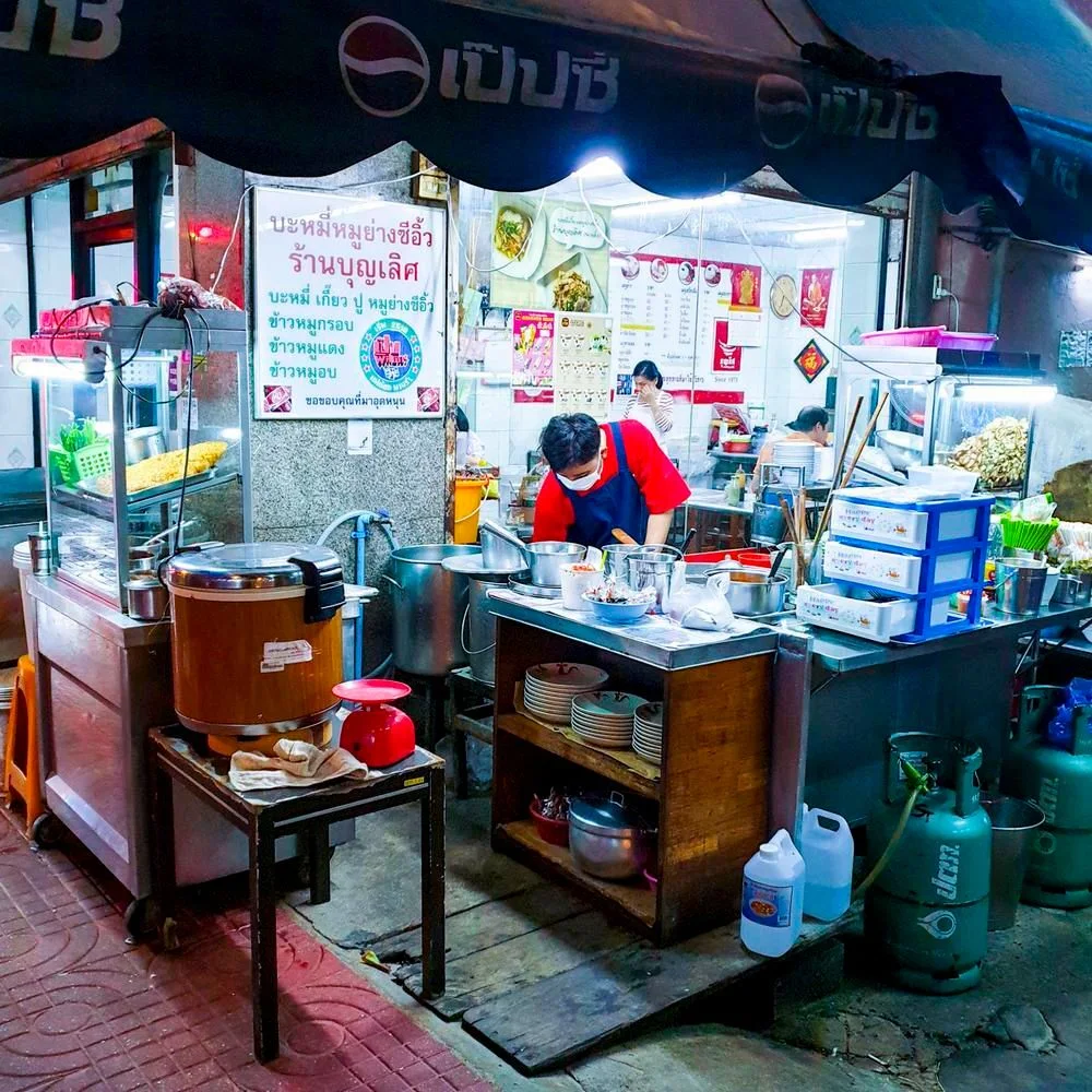 Bunloet (Pom Prap Sattru Phai) : อาคารด้านนอก (ภาพจากเว็บไซต์ทางการ)