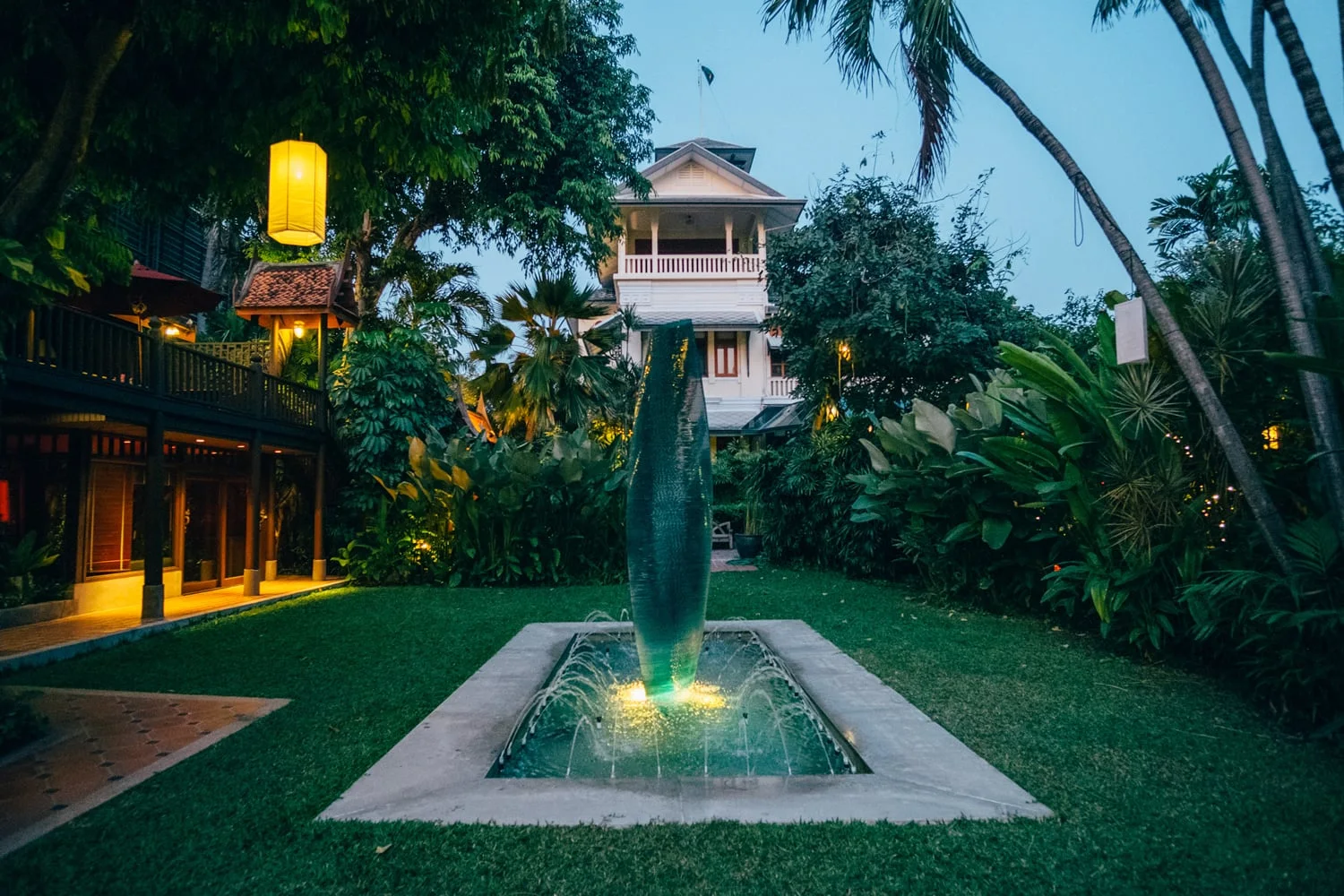 Chakrabongse Dining : ลานภายใน (ภาพจากเว็บไซต์ทางการ)