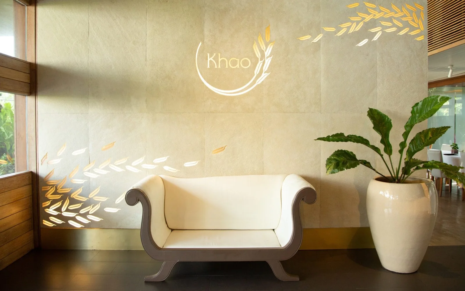 Khao (Vadhana) : บรรยากาศภายใน (ภาพจากเว็บไซต์ทางการ)