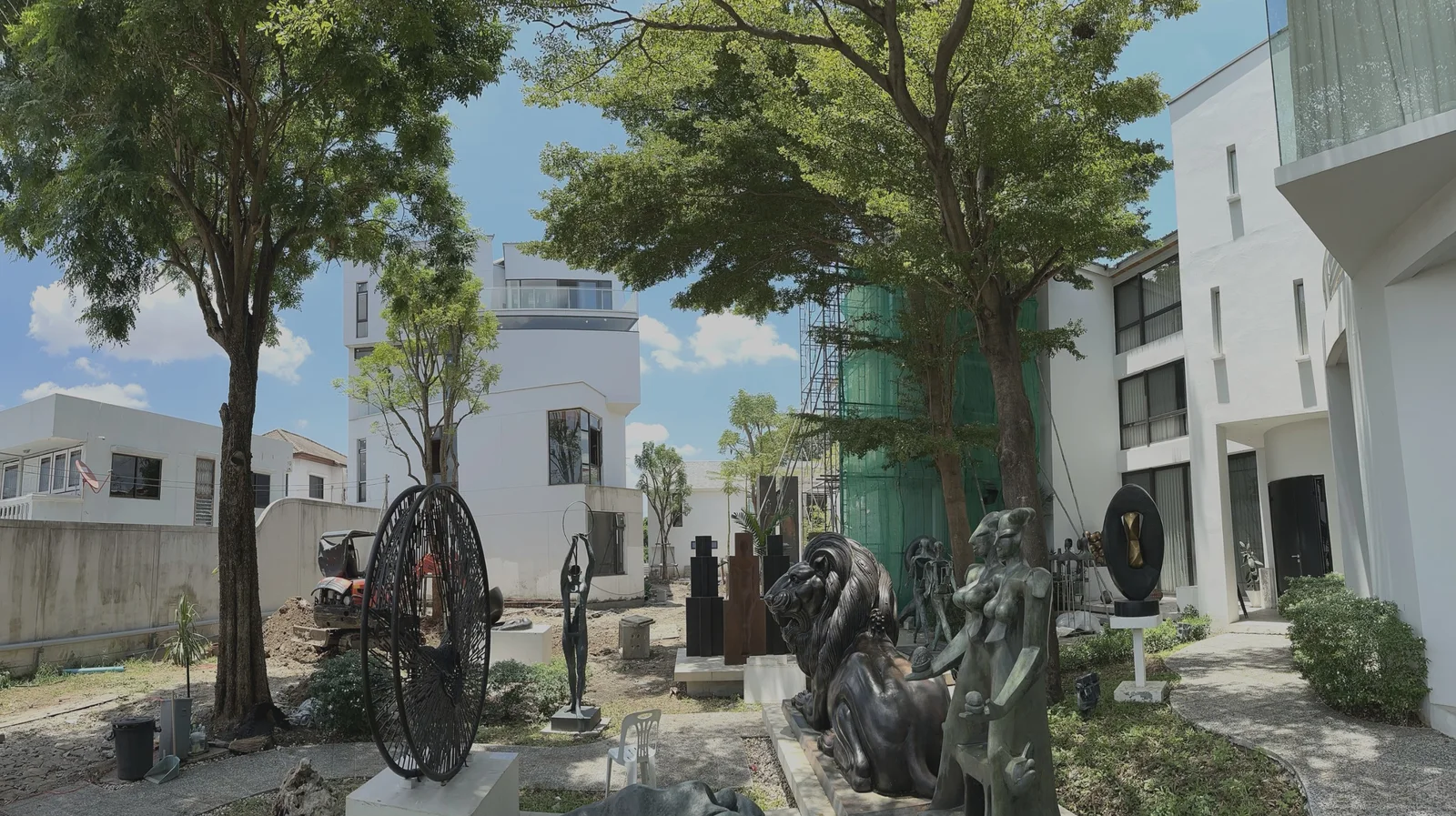 Sculptures in the museum courtyard at Kunawong House Museum