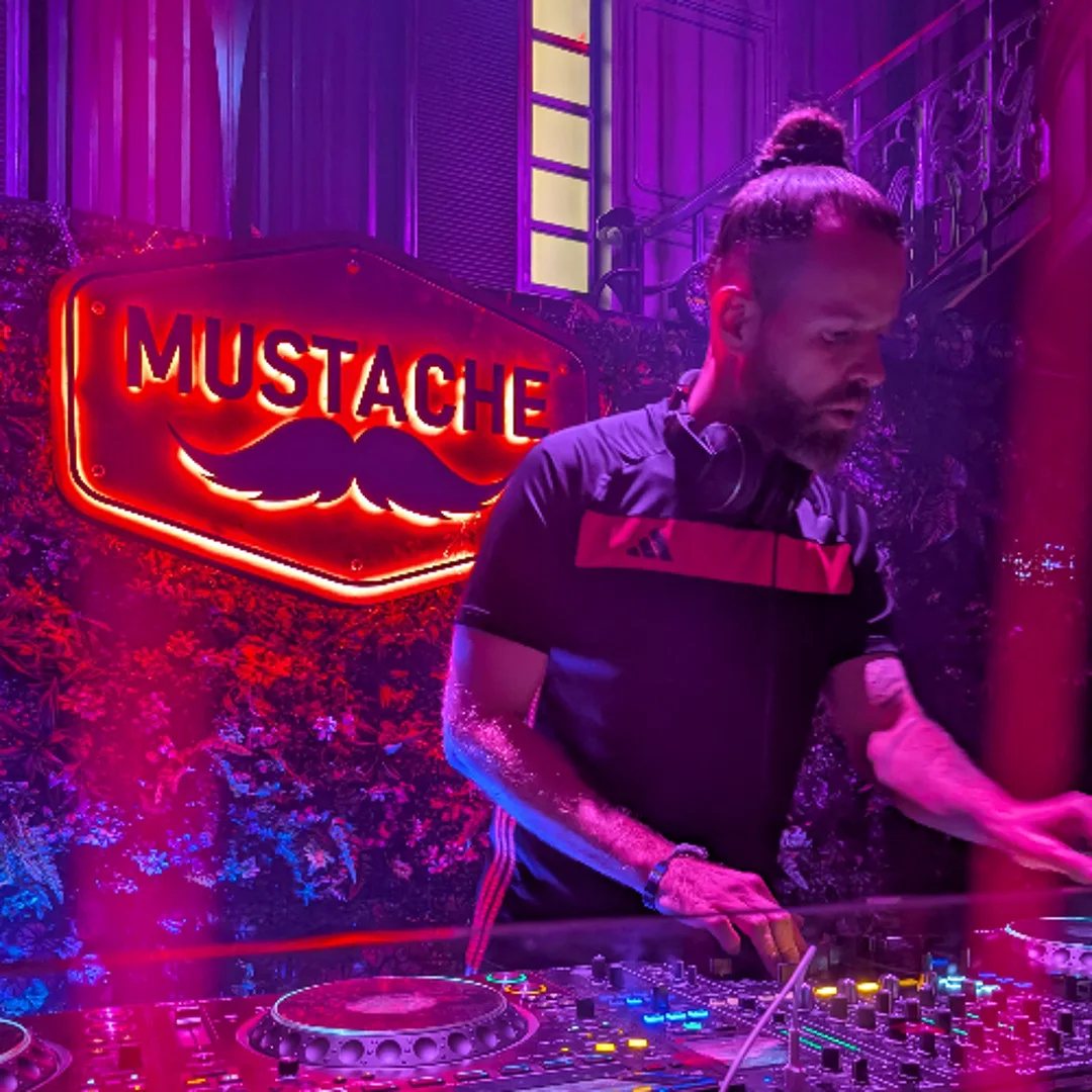 Mustache Bangkok : การแสดงดนตรี