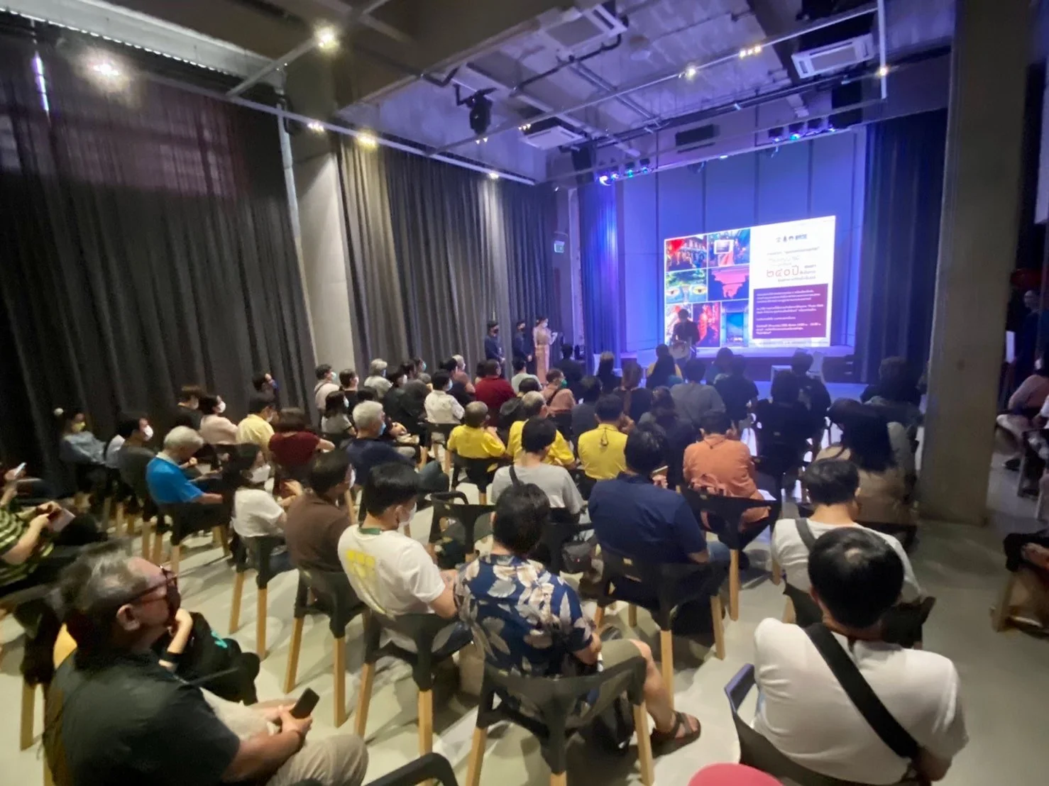 Ratchadamnoen Contemporary Art Center : บรรยากาศภายใน